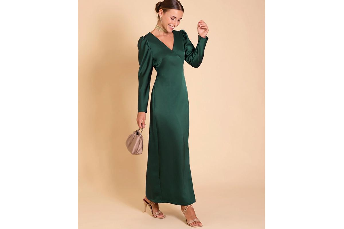 Vestido verde 2025 con zapatos dorados