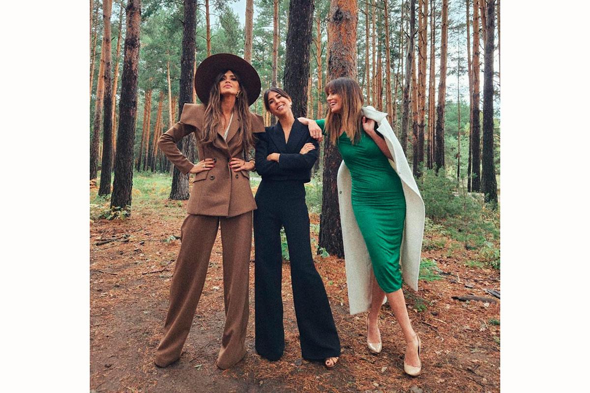 Sara Carbonero posa con Isabel Jiménez y Claudia Gallego en medio del bosque con looks de invitada