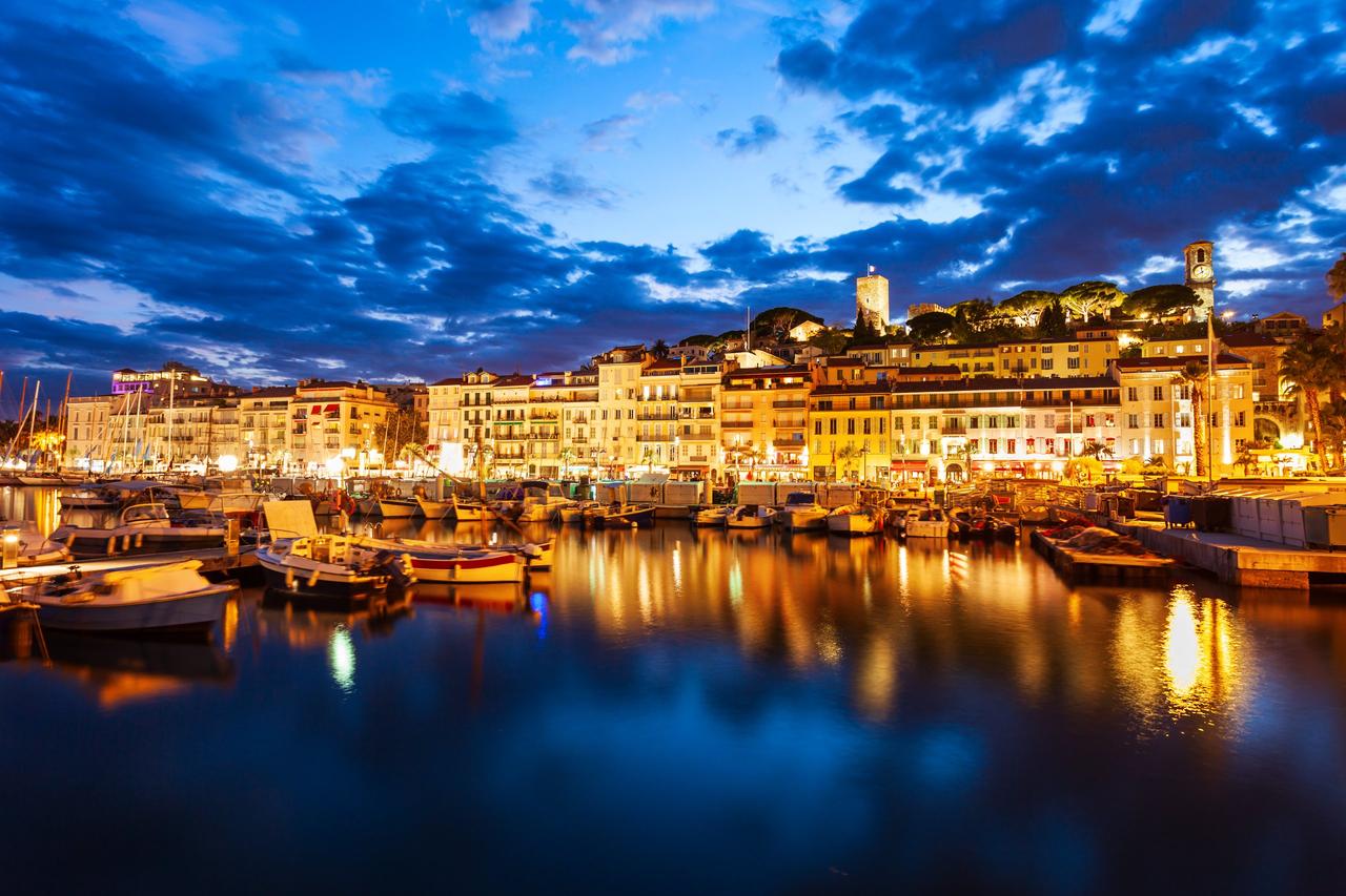 Vista aérea del puerto de Cannes, en la Costa Azul, un lugar ideal para visitar antes o después de la boda