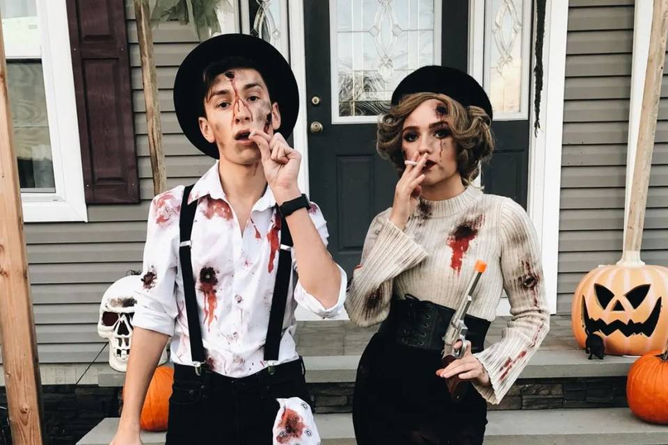 Chico y chica disfrazos de gásteres terroríficos para Halloween
