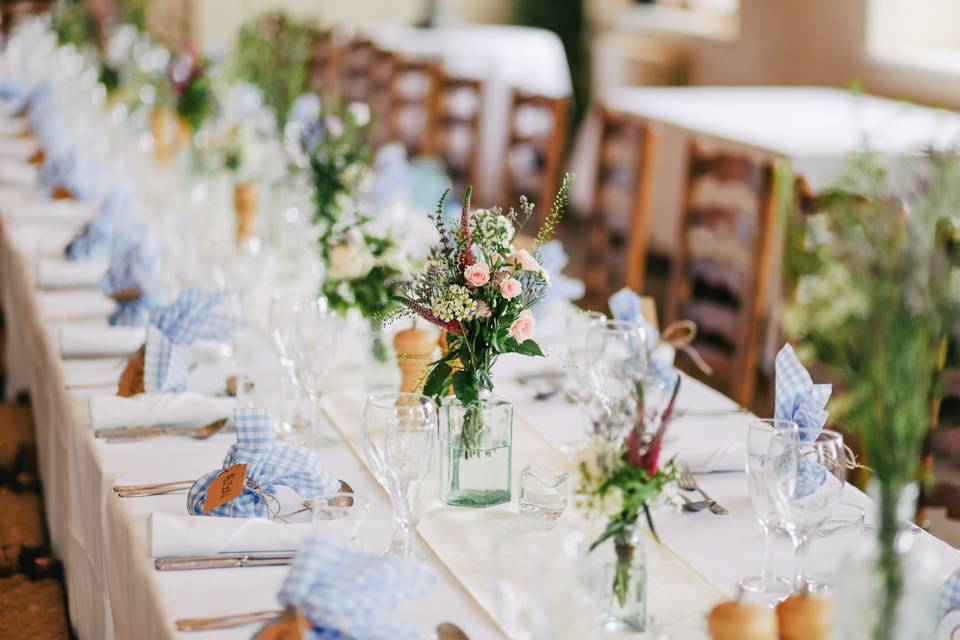 montaje mesa boda con centros de flores