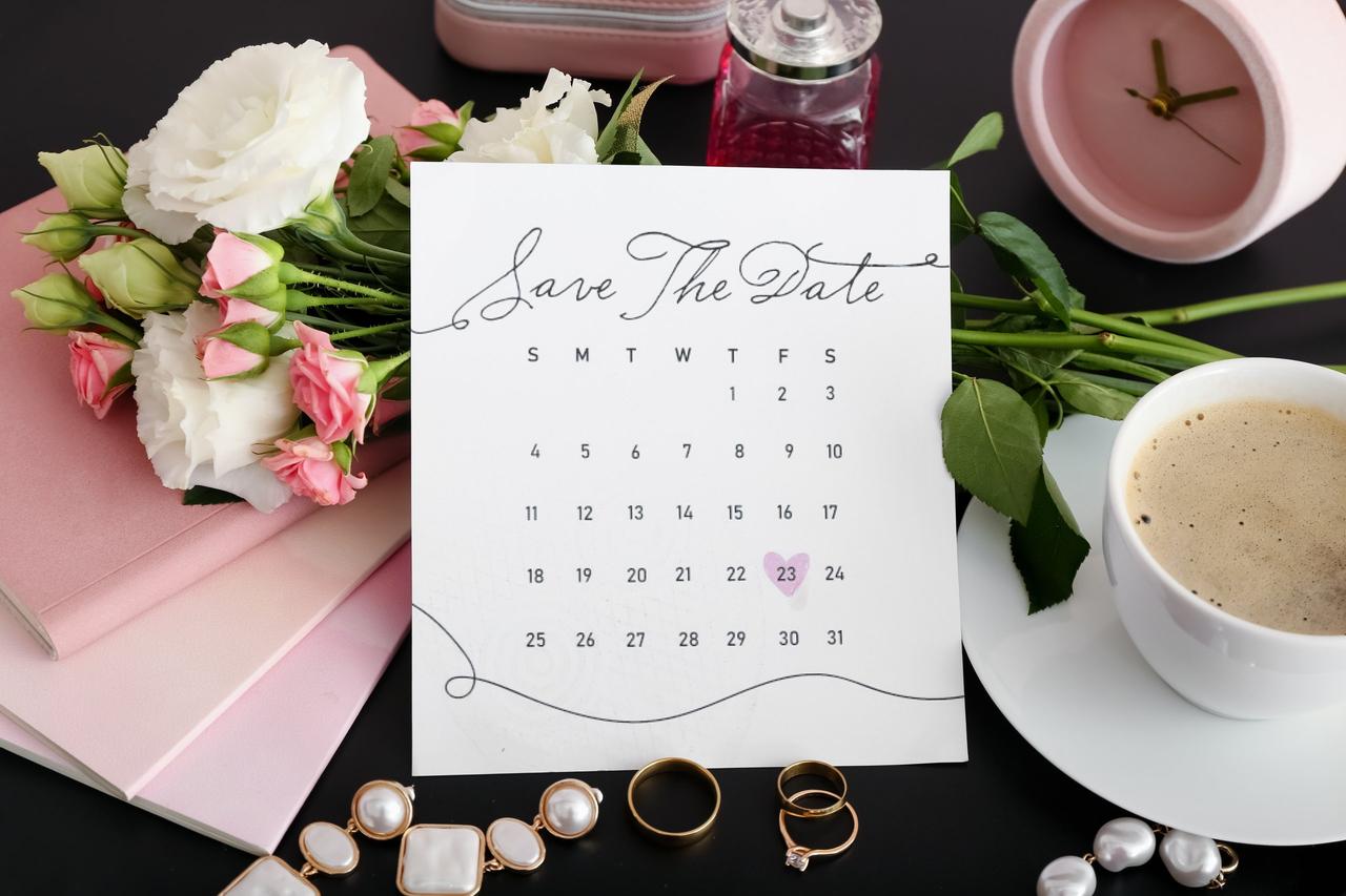 Save the date con el día 23 marcado con un corazón de color rosa