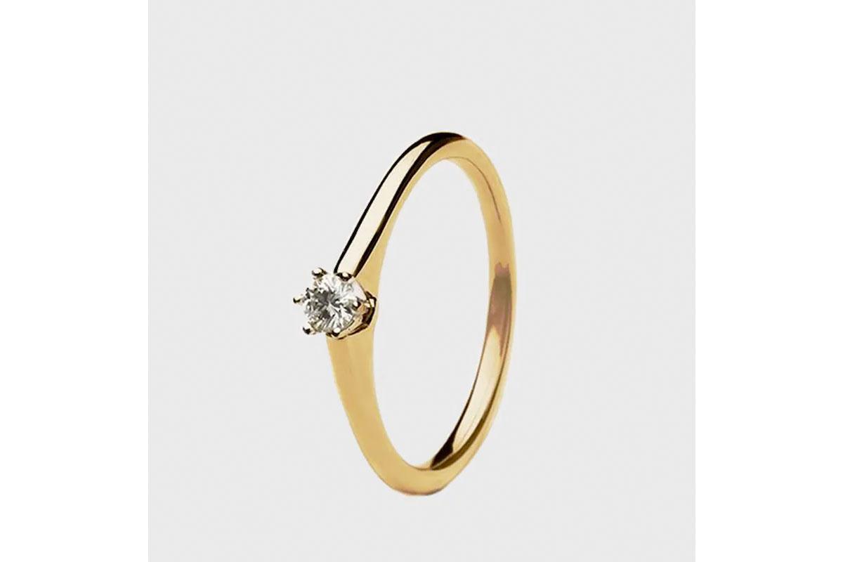 Anillo de compromiso de oro amarillo con diamante sencillo