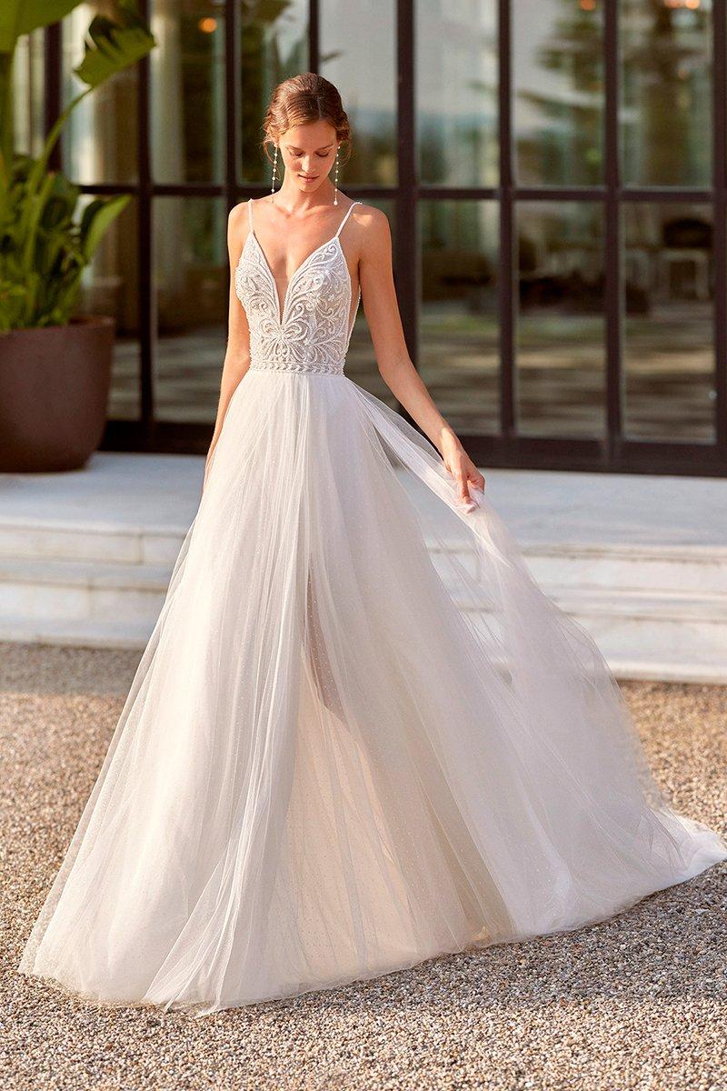 Vestido de novia de corte princesa con escote en V de la colección Gatsby de Rosa Clará 2022