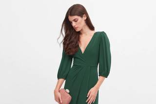 vestido verde para invitada con manga tres cuartos y escote en pico