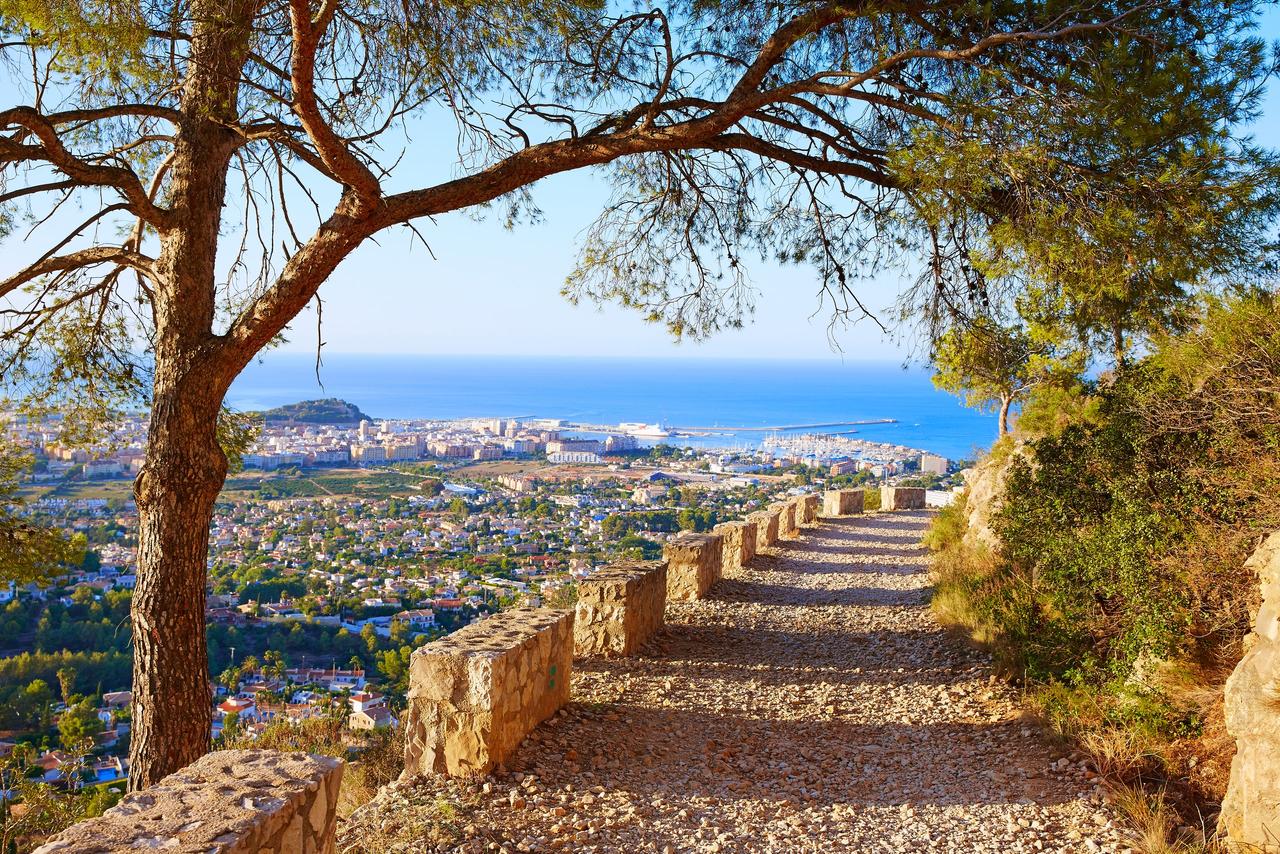 Ruta en el Parque Natural del Montgó, en la Costa Blanca