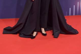 La actriz Laia Corta posa sobre la alfombra roja de los Premios Feroz 2023 con un diseño de dos piezas con pantalón y sobrefalda