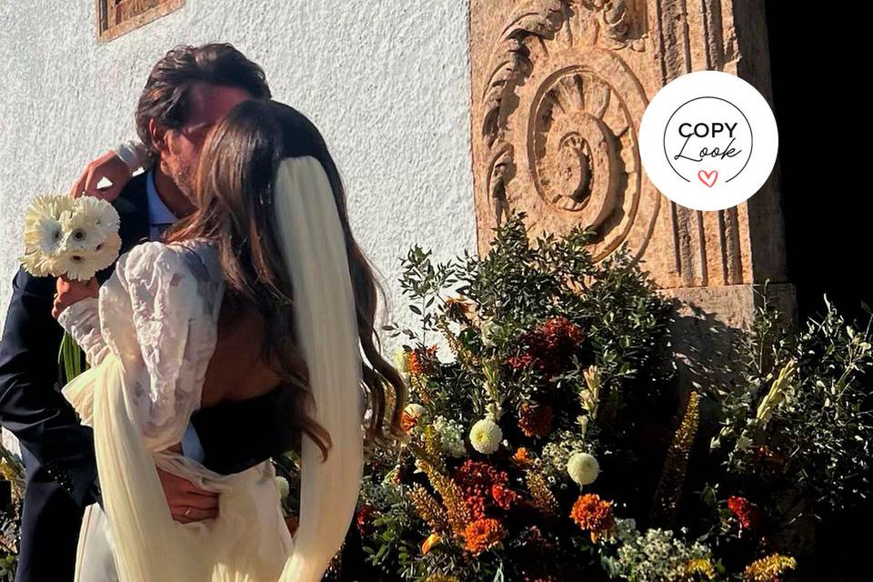 Inés Arroyo y Cristian Badia se besan a las puertas de la iglesia tras su boda