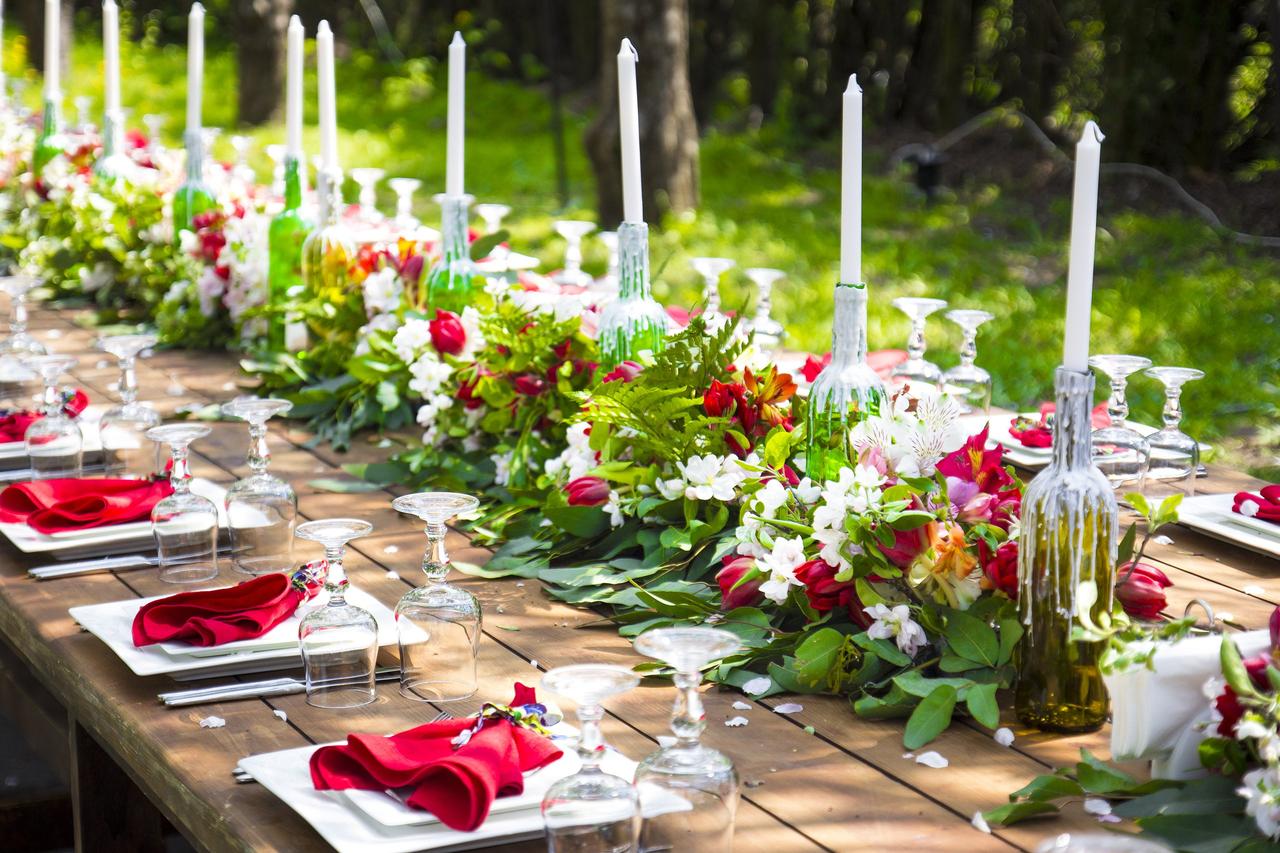 Color boda su significado: centros de mesa y servilletas en rojo