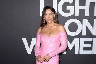 Eva Longoria con vestido rosa barbiecore pegado al cuerpo