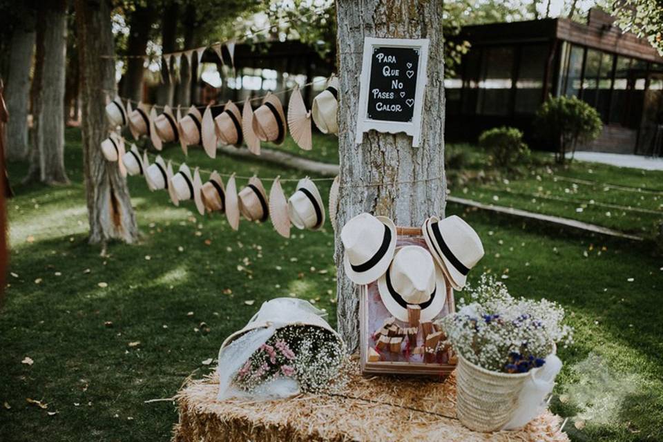 Sombrillas y abanicos para los invitados boda en verano