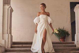 Vestido de novia económico con escote de hombros caídos, mangas abullonadas y abertura en la falda