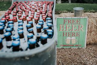 Cerveza boda con un cartel en el sueñlo