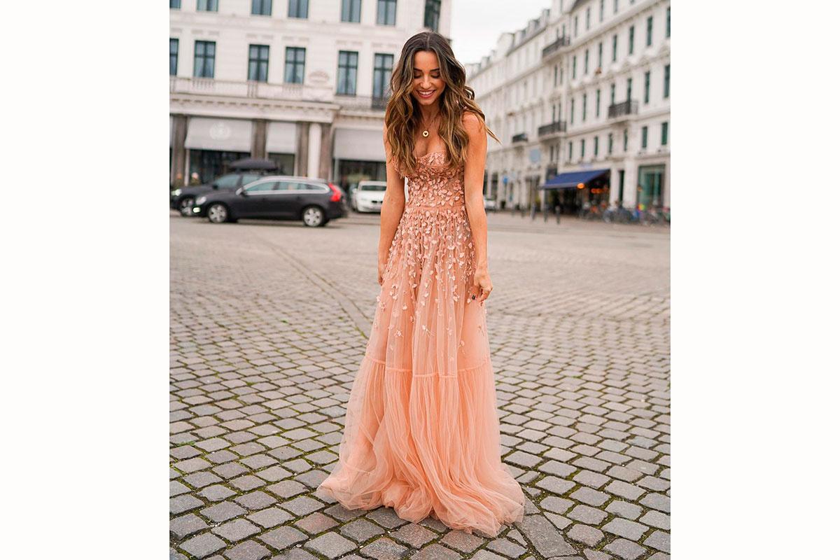 Verónica Díaz con vestido de tul y flores rosa empolvado