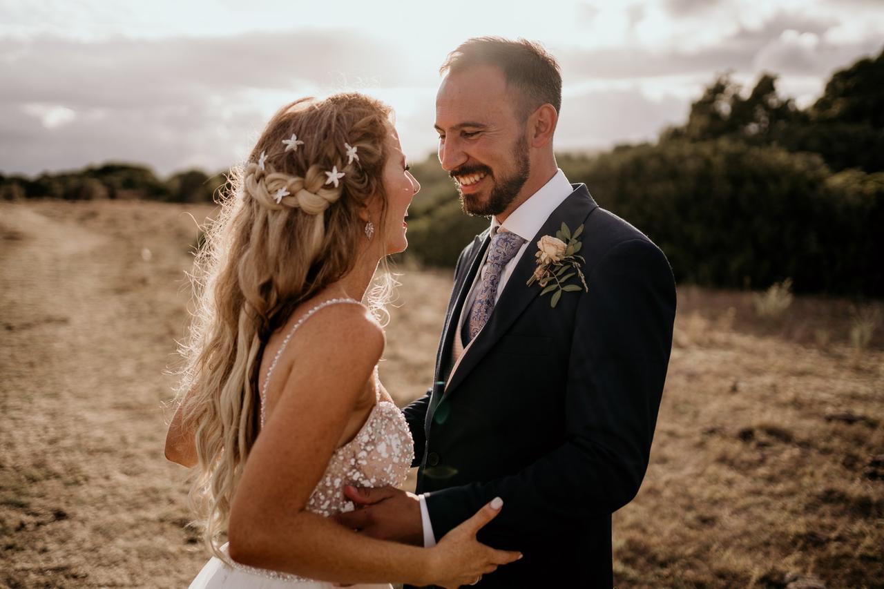 Las cualidades de una buena pareja que más se valoran en una relación sana y duradera: pareja de novios sonriendo. Foto de Sukkam