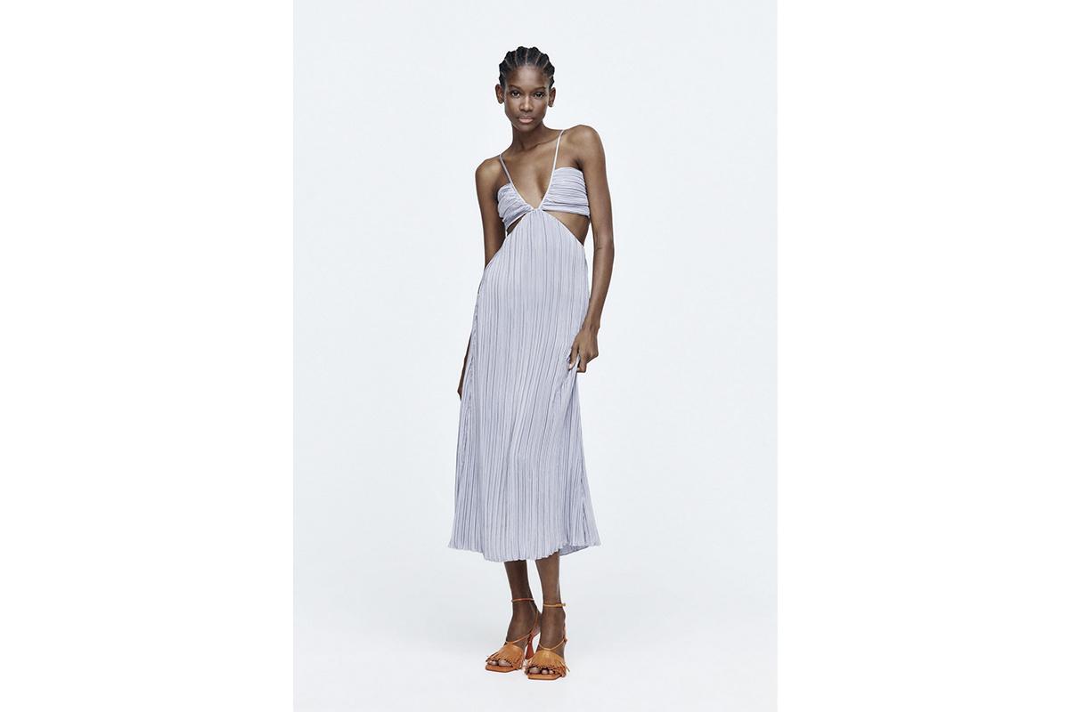 Chica con sandalias marrones y vestido en una suave tonalidad lila con cut-out y tirantes espagueti