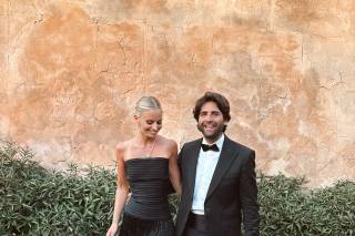 vestidos de invitada de boda negros con detalles de flecos o plumas