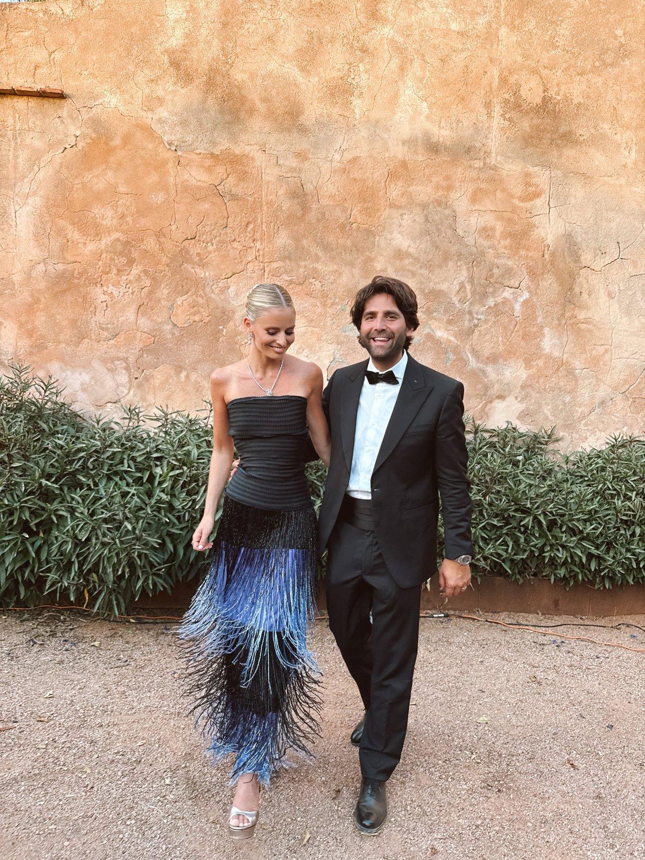 vestidos de invitada de boda negros con detalles de flecos o plumas