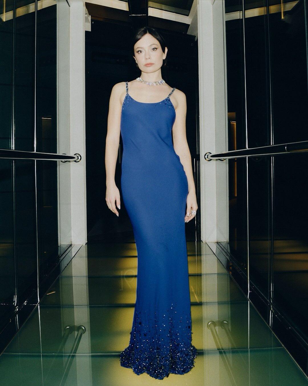 invitada alfombra roja vestido azul abalorios