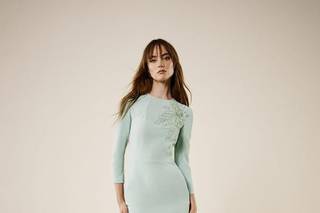 Vestido tipo cóctel con manga francesa y detalle decorativo en azul claro