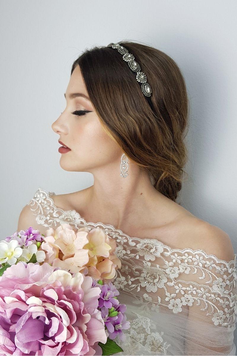 Peinados para bodas: con diadema y trenza minimalista