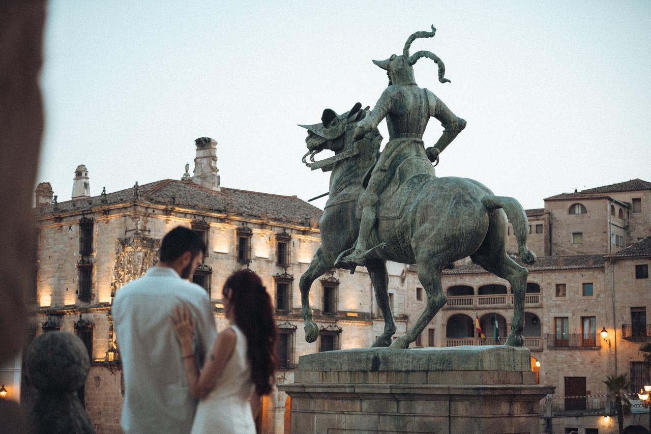 Cualidades de una buena pareja que más se valoran en las relaciones sanas y duraderas: pareja hombre y mujer en la plaza mayor de Trujillo, Cáceres. Foto: M Lehazar Fotografia