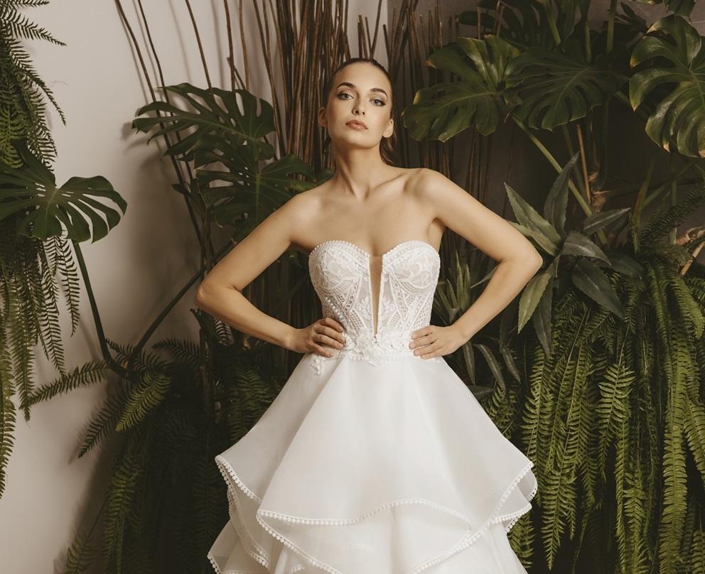Vestido boda civil original, de escote corazón y con volantes