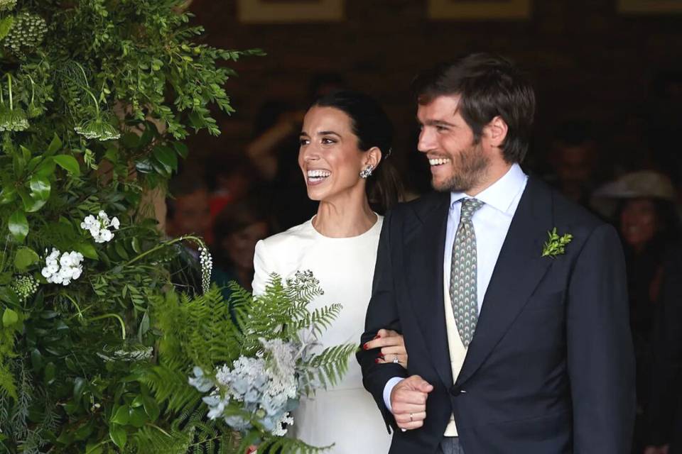Unos sonrientes Laura Corsini y Javier Ibañez vestidos de boda y cogidos del brazo