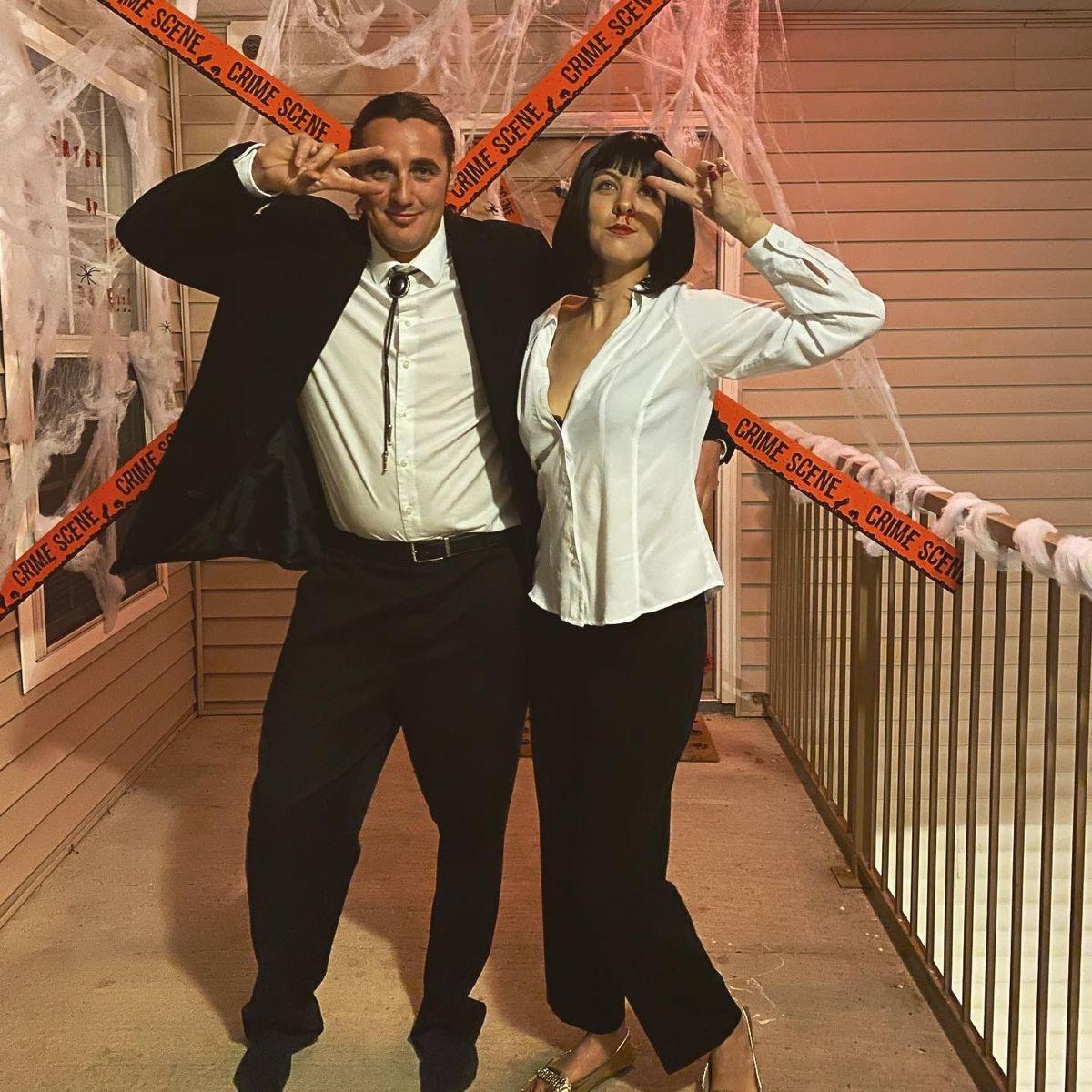 Disfraces Halloween pareja: chico y chica disfrazados de dos de los protagonistas de la película Pulp Fiction
