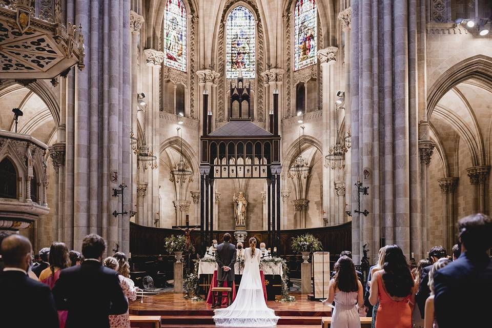 Música para boda religiosa: interior de una iglesia o catedral en la que se está celebrando una boda religiosa