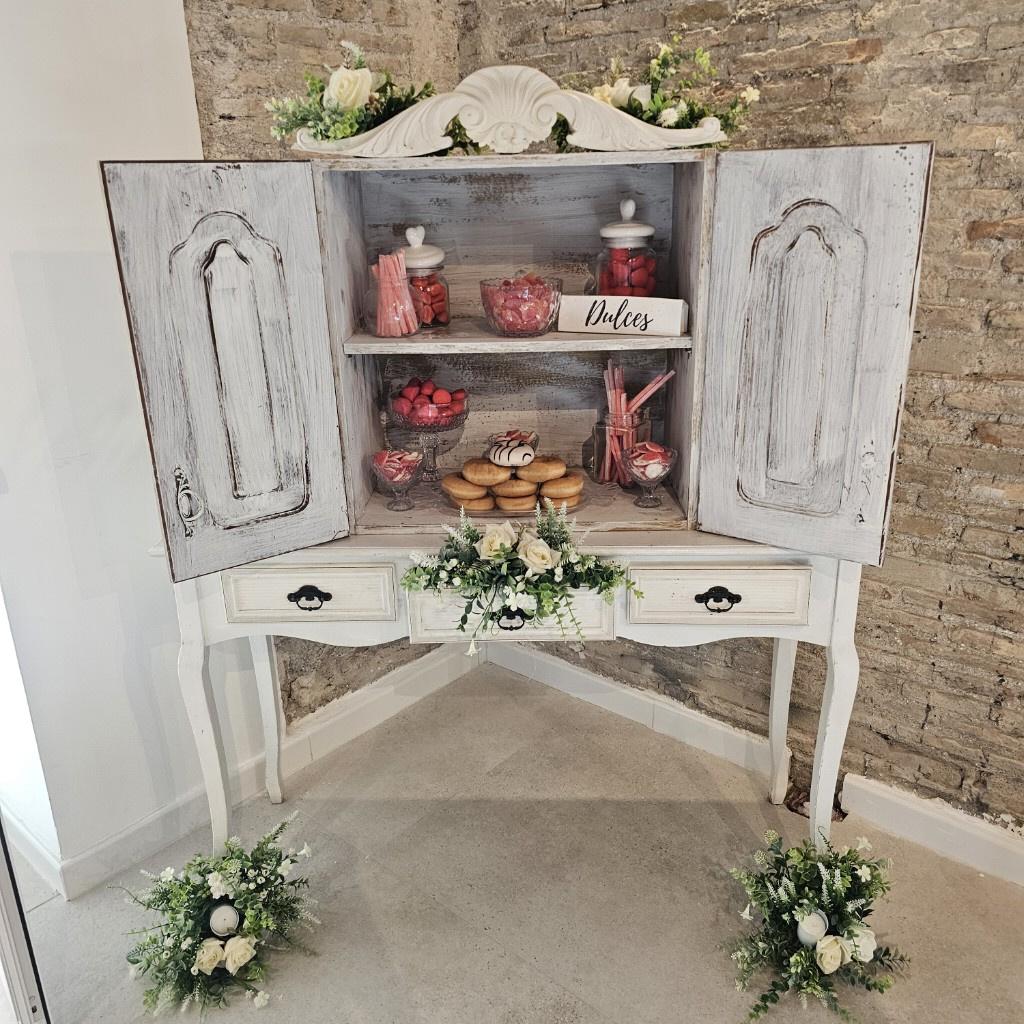 Armario con chuches y dulces para una boda
