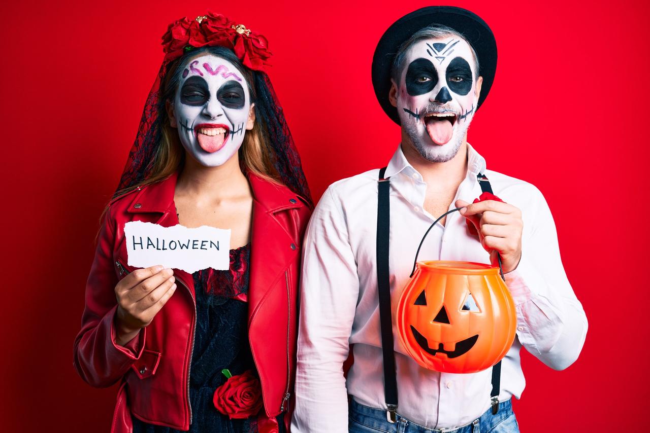 Disfraces Halloween pareja: chico y chica disfrazados de Catrina