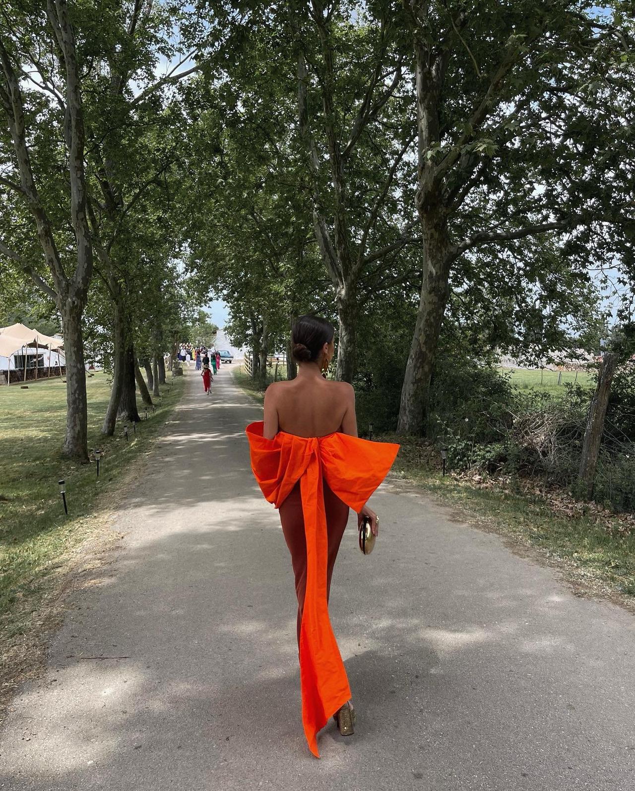 Vestido de invitada largo con maxilazo de color naranja de la firma Koahari