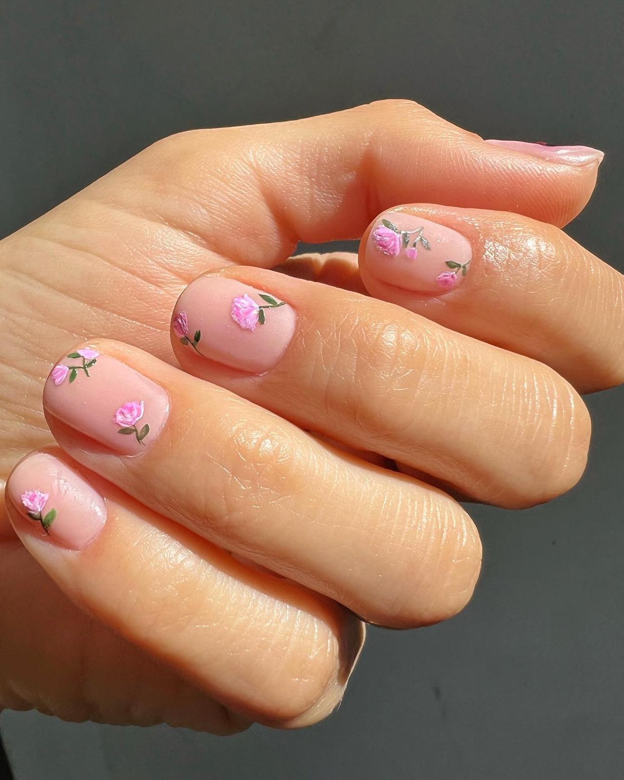 Manicura con flores pintadas a mano de betina_goldstein