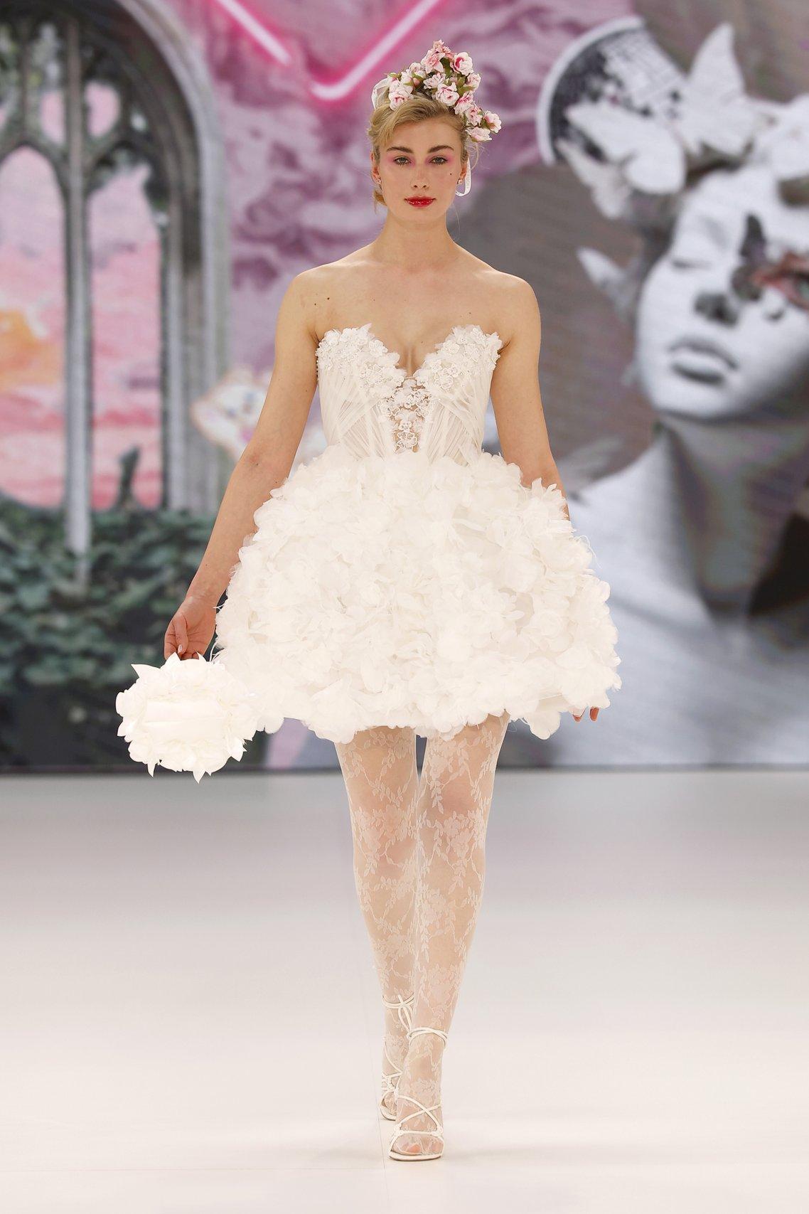 Vestidos de novia 2025-2026 tendencias: vestidos de novia cortos con flores