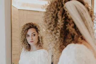Peinados invitada boda pelo rizado: trenza en pelo rubio rizado con velo