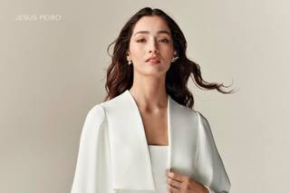 vestidos de novia para mujeres maduras: con chaqueta de corte oriental y bordados en