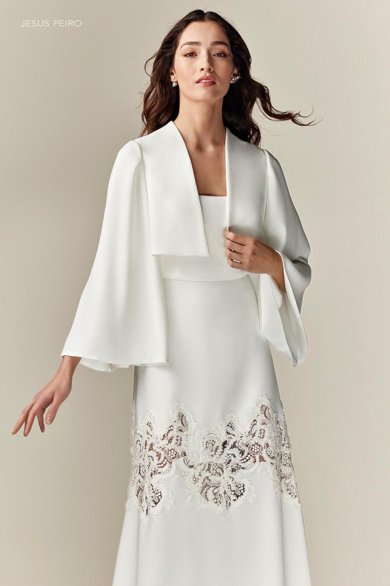vestidos de novia para mujeres maduras: con chaqueta de corte oriental y bordados en
