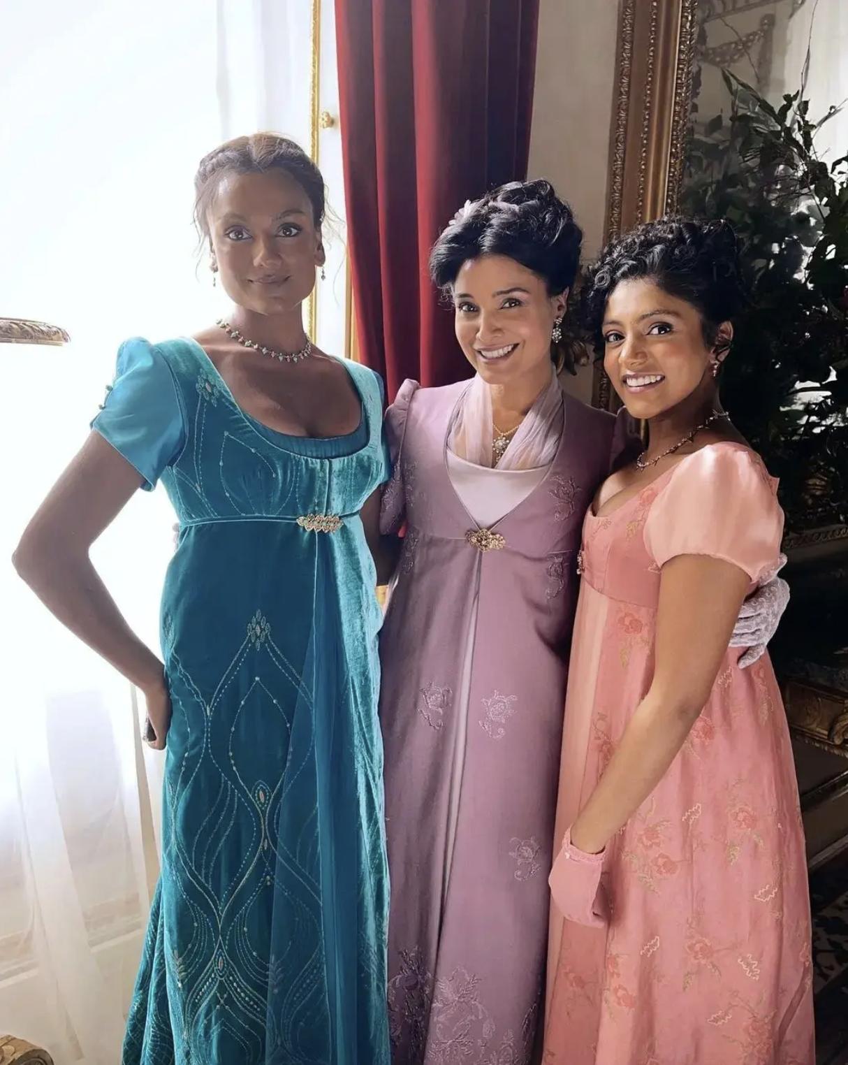 La familia Sharma al completo en una escena de Los Bridgerton 2 temporada