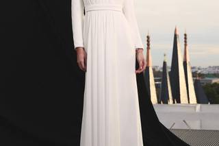 Vestido novia manga larga sencillo, con escote asimétrico