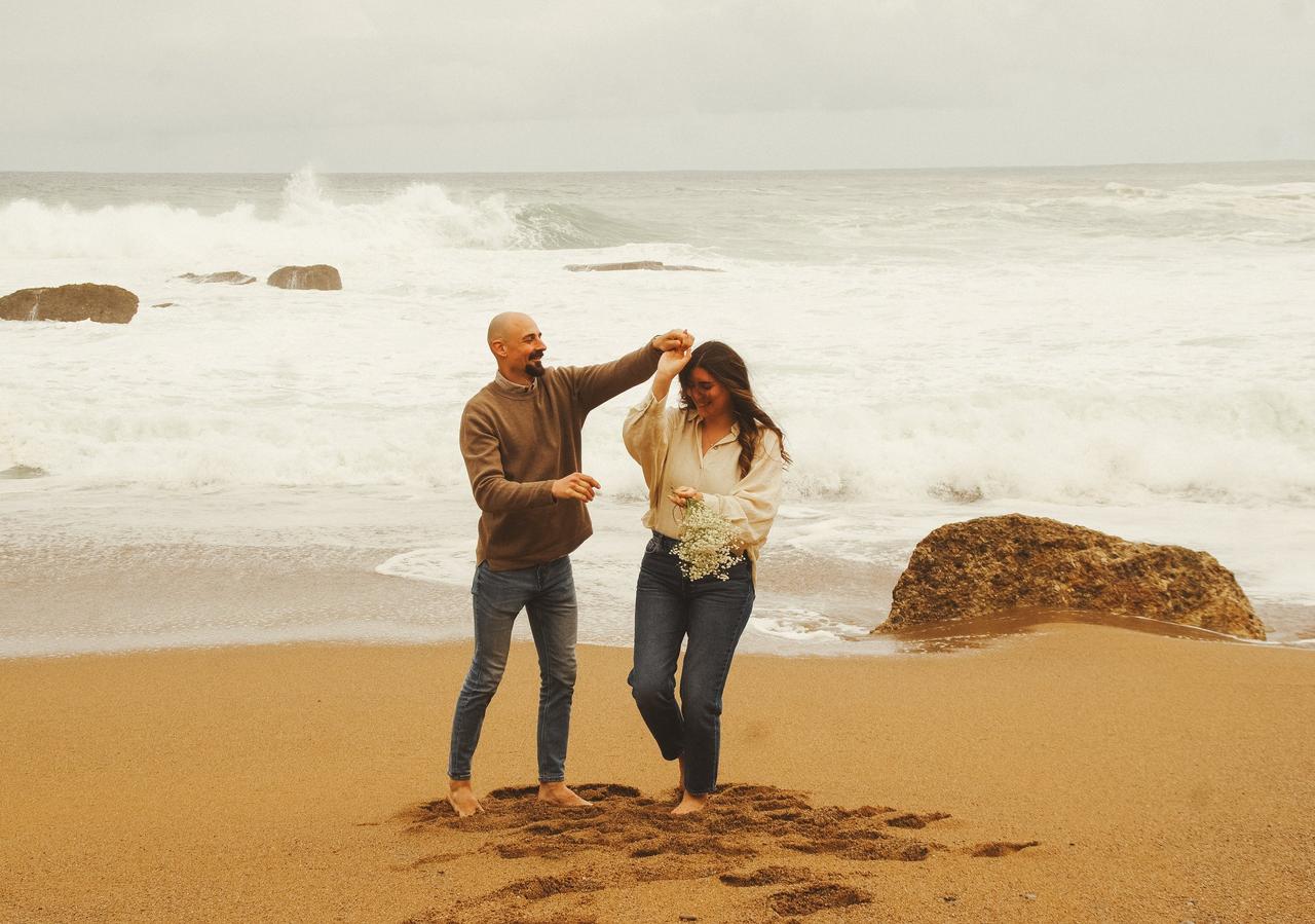 Pareja de enamorados en la orilla del mar