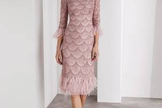 Vestido de cóctel con plumas