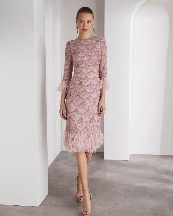 Vestido de cóctel con plumas
