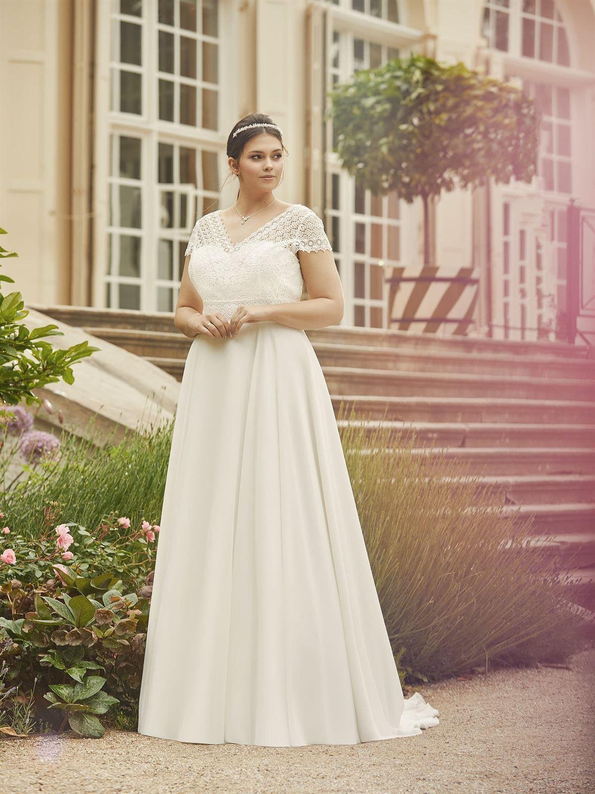 Vestidos de novia para tallas grandes: vestido de novia con corte línea A, manga corta con encaje y escote pico