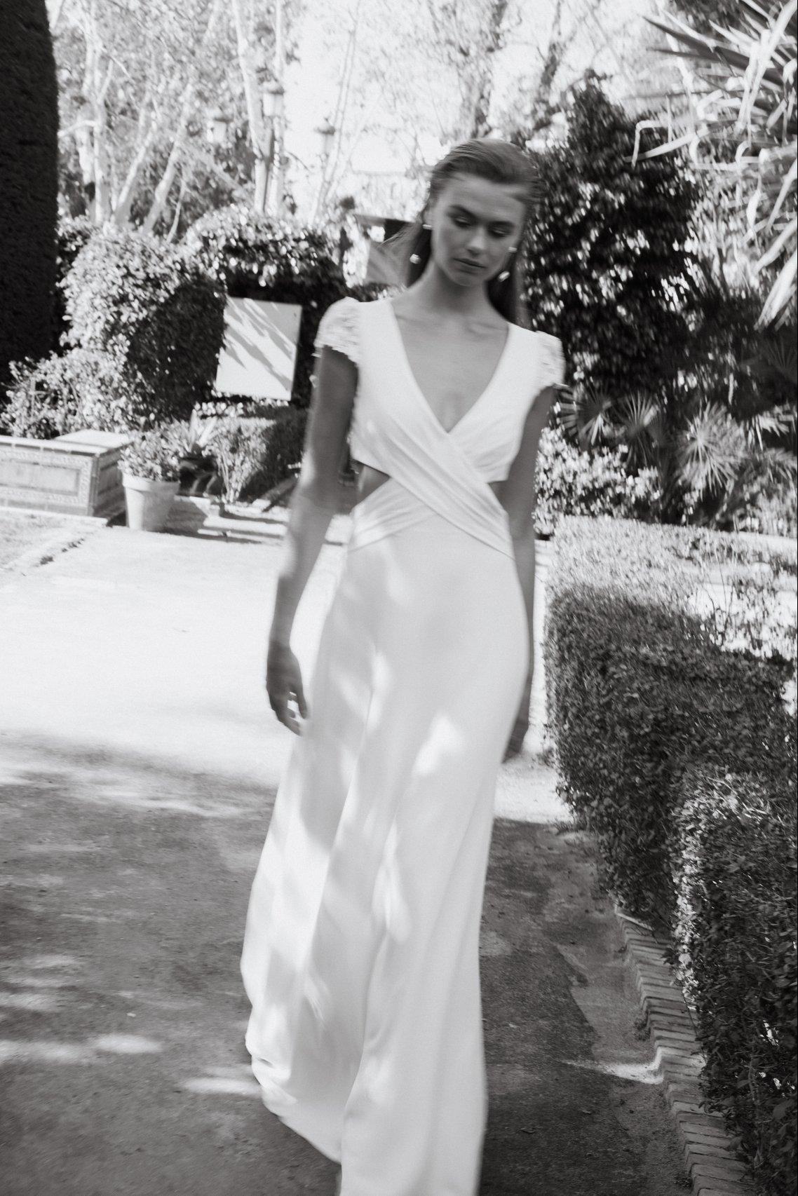 Vestido boda civil cut out con escote en V