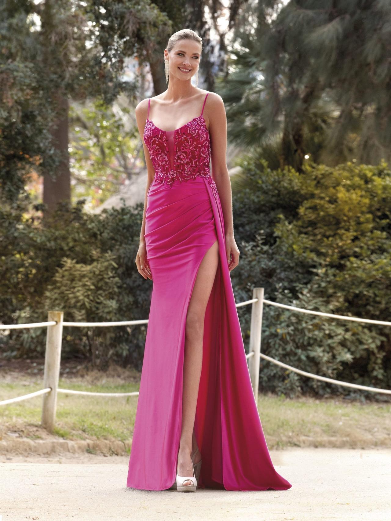 Protocolo boda noche: chica con un vestido de fiesta fucsia, con profunda abertura lateral en la falda