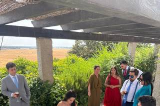Acuarelas en directo bodas: manos de mujer pintando una ilustración para boda