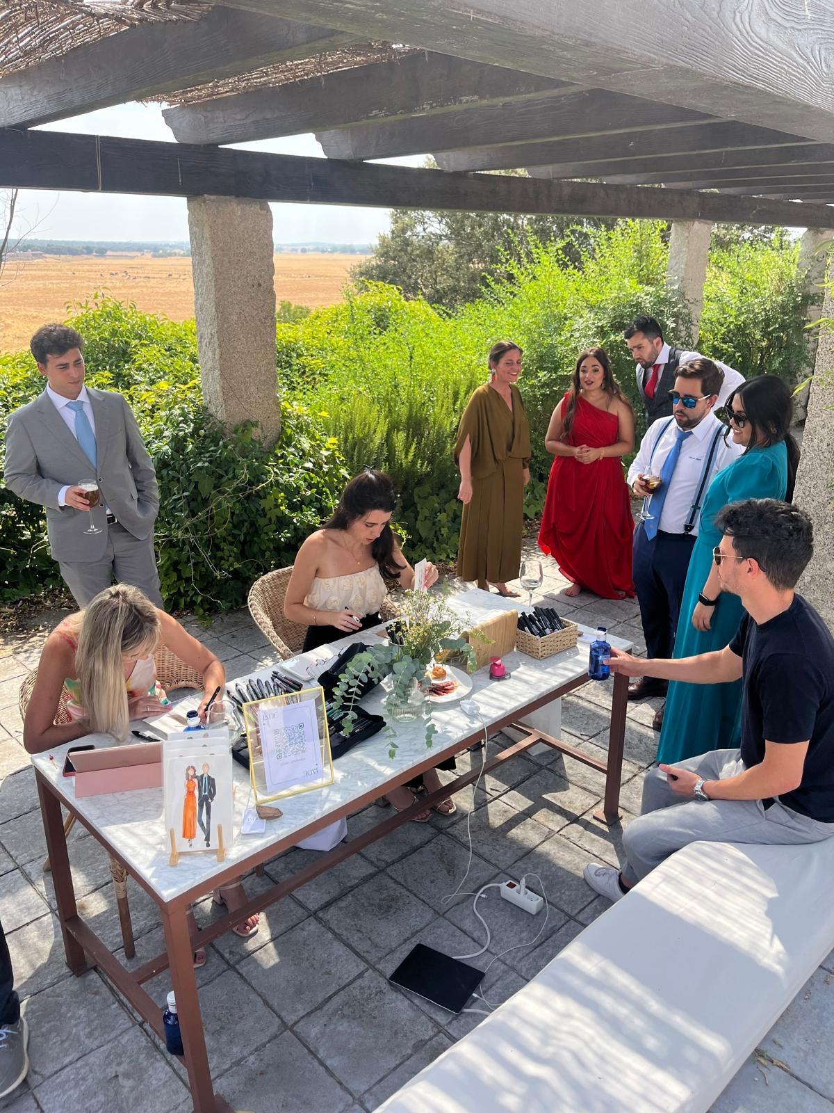 Acuarelas en directo bodas: manos de mujer pintando una ilustración para boda