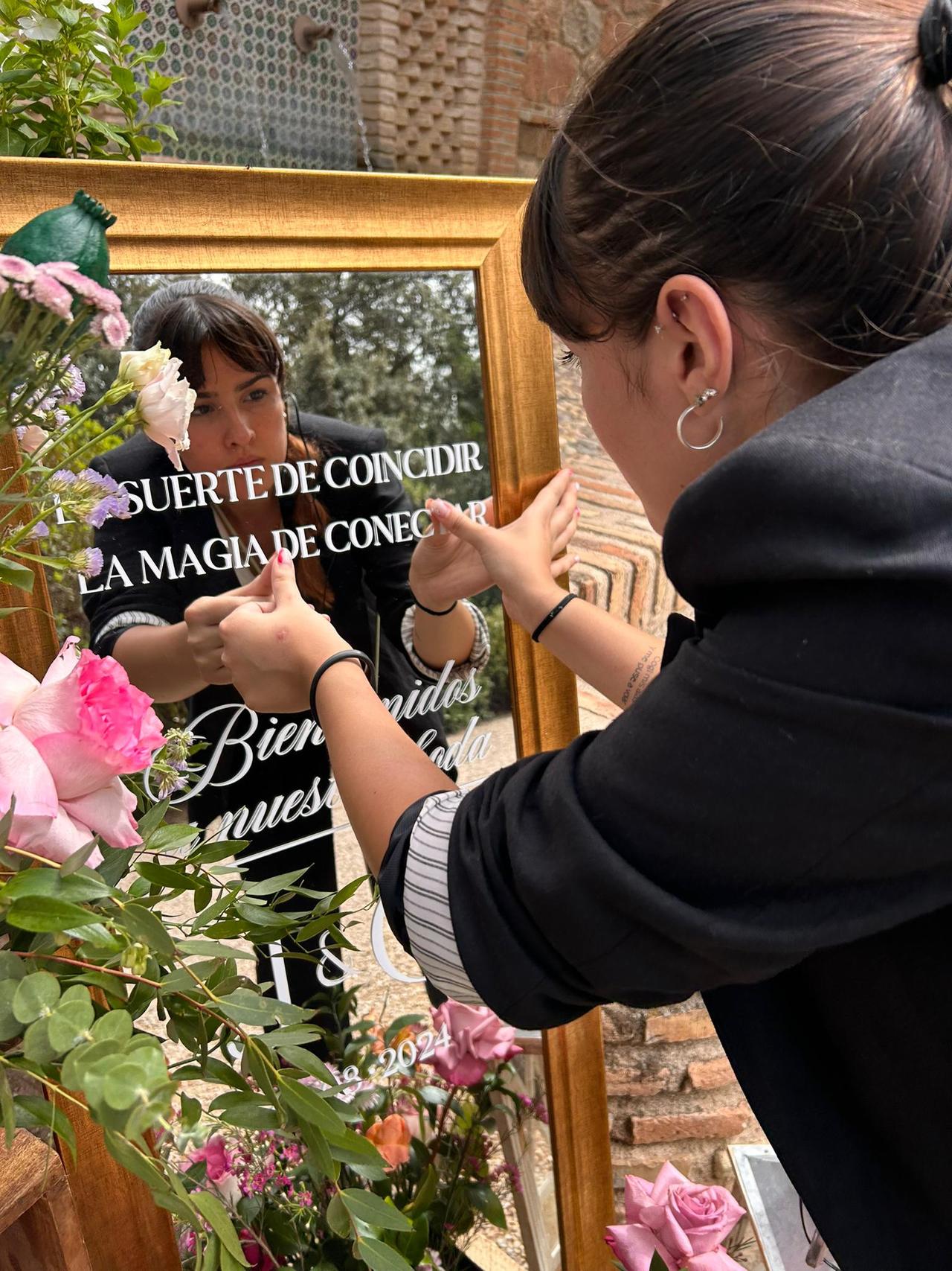 Frase de 'La suerte de coincidir la magia de conectar' en espejo