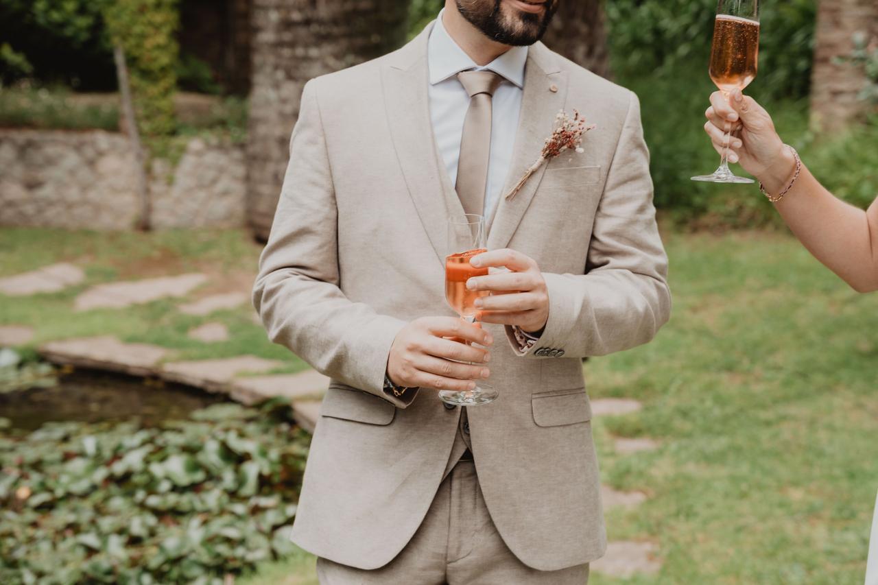Cómo vestir para una boda si eres hombre con tonos claros, americana y corbata. Foto de Fusió Catering